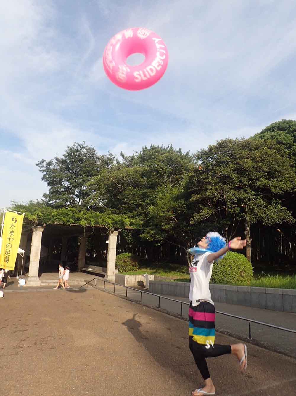 浮き輪を投げるRACHO